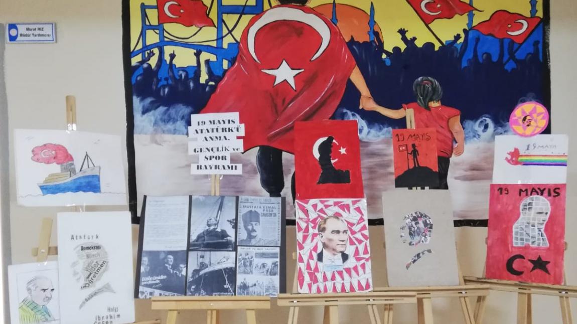 Görsel Sanatlar Kulübü öğrencilerimiz tarafından düzenlenen 19 Mayıs Atatürk’ü Anma Gençlik ve Spor Bayramı resim sergisi