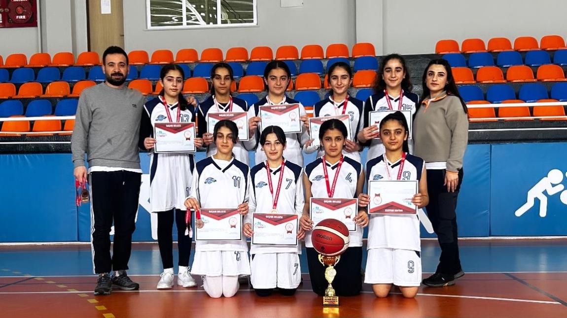 Okul Sporları Yıldız Kızlar Basketbol Takımımız Ardahan bölge yarışmasına katılarak Bölge İkinciliği ile ilimize dönüş sağlanmıştır. Öğretmenlerimizi ve öğrencilerimizi tebrik ediyoruz .